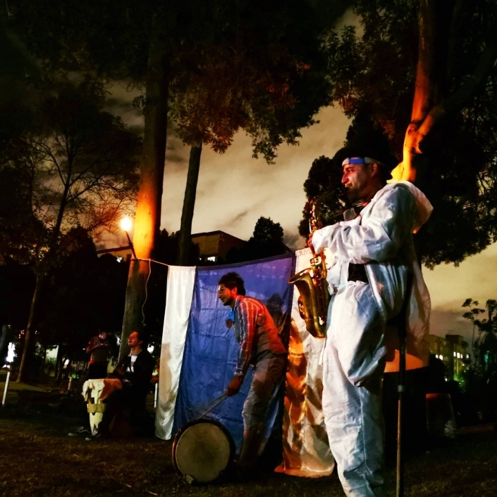 Los sábados por las noches los jóvenes realizan presentaciones artísticas