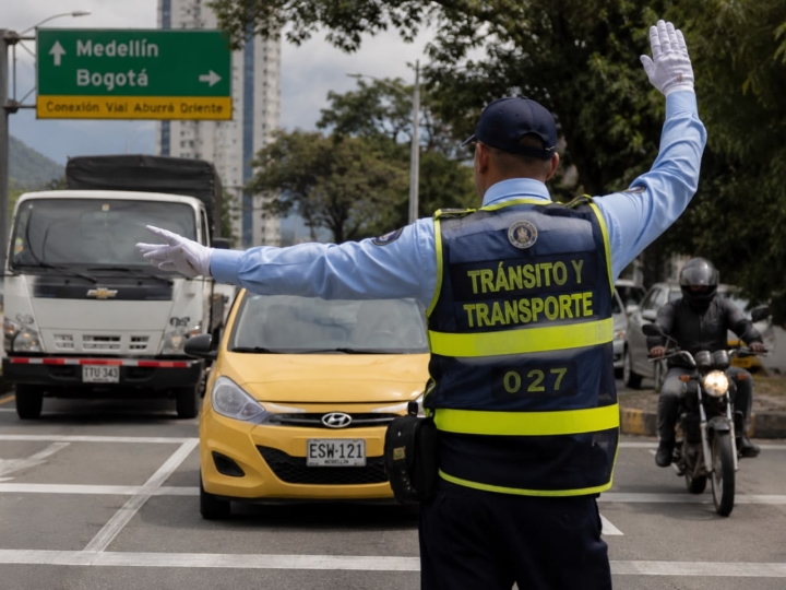 Agente de transito ejerciendo su labor