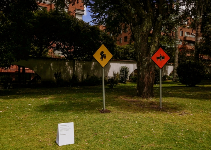 Se&ntilde;ales de tr&aacute;nsito componen la obra de Beatriz Gonz&aacute;lez para sensibilizar y percibir el conflicto armado de una manera art&iacute;stica.