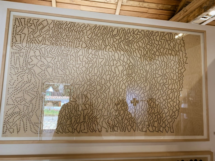 La obra &lsquo;Plomo es lo que hay plomo es lo que viene de Jorge Juli&aacute;n Aristizabal de 2021, expuesta por la Galer&iacute;a Lokkus.