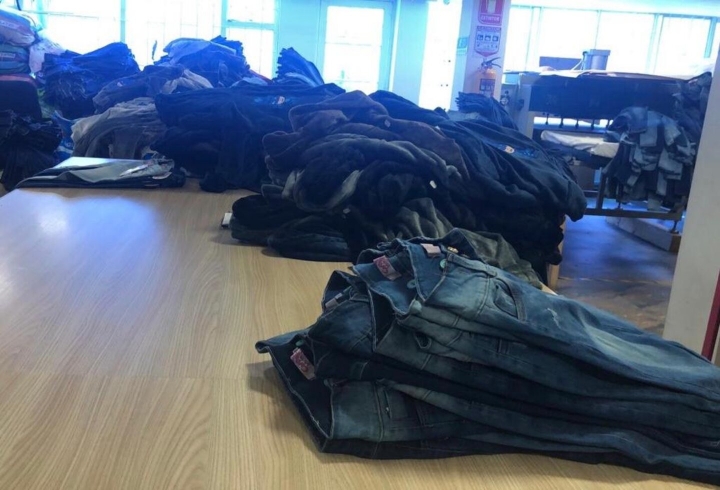 El proceso final de elaboraci&oacute;n de un jeans requiere una gran cantidad de empleados para su realizaci&oacute;n, por todos los detalles y decoraciones que cada uno de ellos posee.