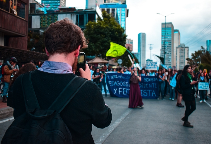 Miles personas estaban observando y tomando fotograf&iacute;as durante las manifestaciones.