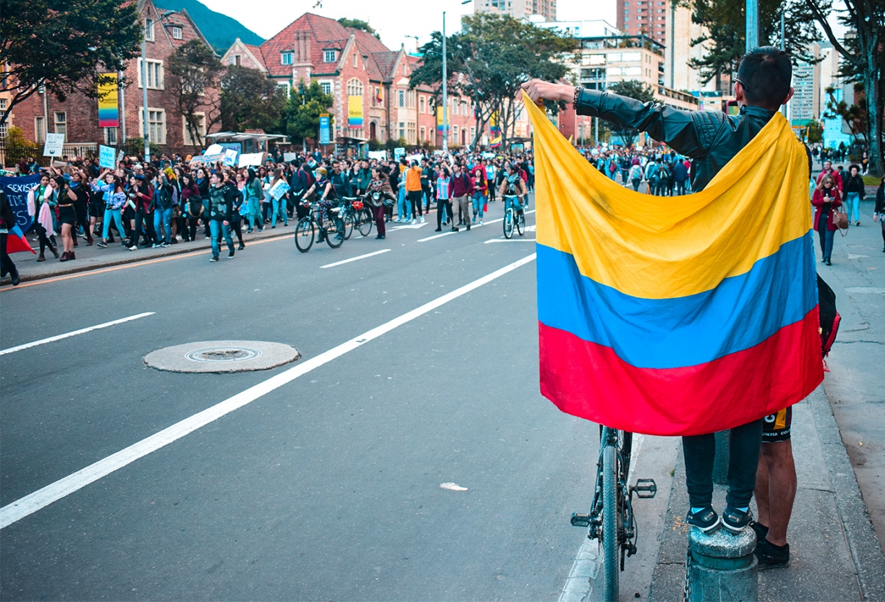 La bandera de Colombia estuvo presente en todo el acto.|La Hoguera y otros grupos feministas hicieron presencia.|Miles personas estaban observando y tomando fotografías durante las manifestaciones.|Las pancartas estuvieron alzadas por doquier.|Pancarta del 25N|Pancarta del 25N|Pancarta del 25N|Los sindicatos también participaron de las manifestaciones.|Fueron miles de personas que estuvieron pacíficas sin la presencia del ESMAD.|||