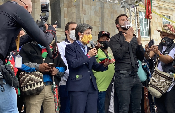 Claudia López recibe a la Minga en la Plaza Bolívar de Bogotá