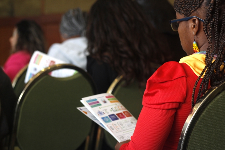 Mujer leyendo el informe de la Ruta Pac&iacute;fica de las Mujeres