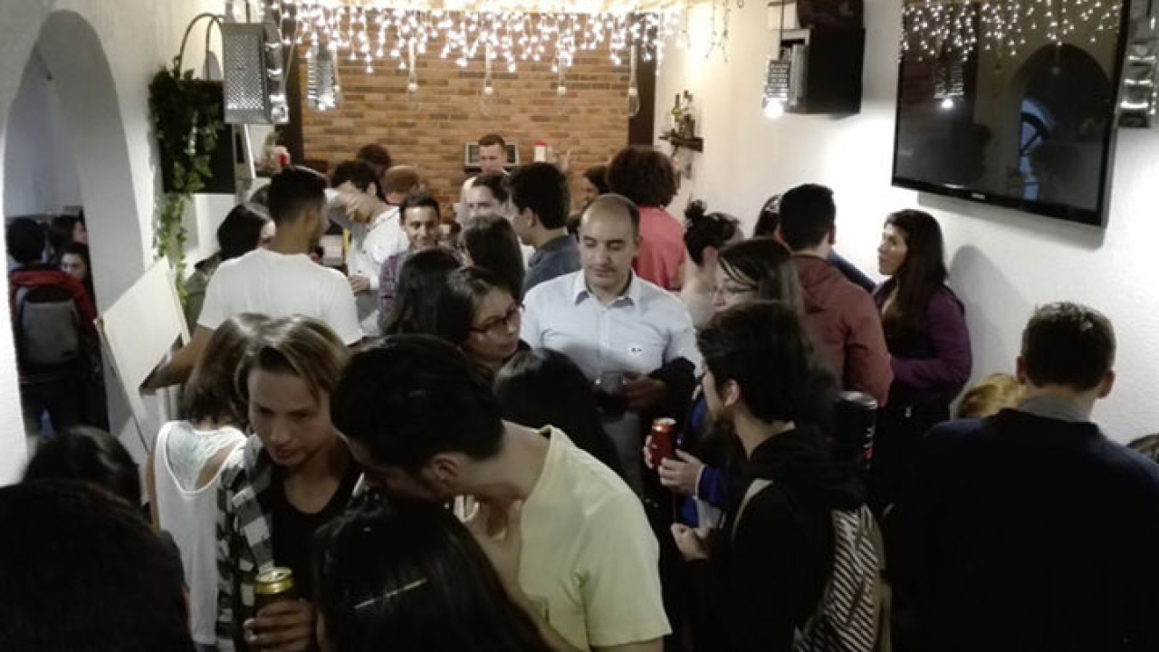  Recorriendo bares y cafés, los colombianos aprenden otros idiomas