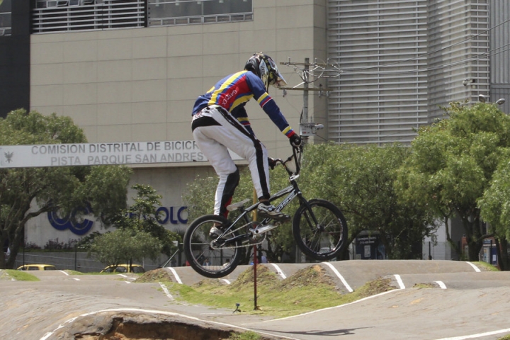 Este truco es conocido como el Bunny Hop, es un salto básico de BMX en donde se eleva el manillar y luego se empuja hacia delante mientras se recogen los pies para dejar que la bicicleta suba.