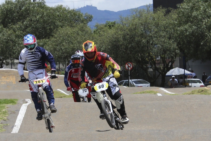 Parte final del recorrido de la pista. Durante la competencia los participantes se caracterizaron por su dedicación y esfuerzo por llegar de primeras a la meta.