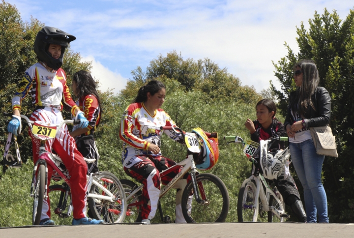 Grupo élite femenino 2015 se prepara para iniciar las carreras de cronometraje.