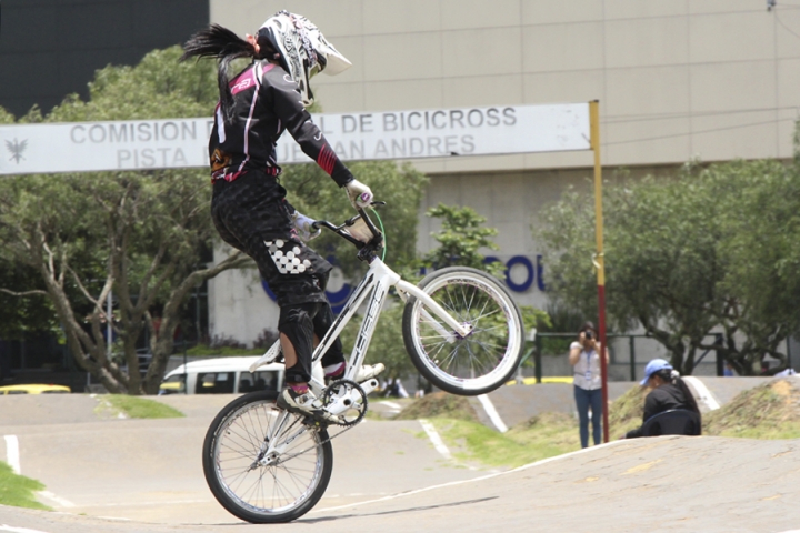 Las mujeres sobresalieron en la competencia por su rapidez y destreza. Este truco se llama manual, consiste en hacer equilibro con la bicicleta manteniendo la rueda delantera elevada. El peso del cuerpo se tira hacia atrás y se eleva el manillar.