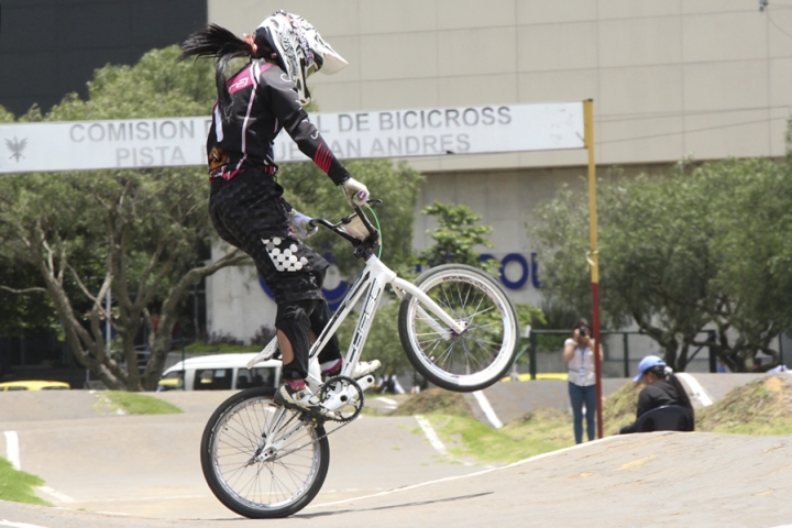 Las mujeres sobresalieron en la competencia por su rapidez y destreza. Este truco se llama manual, consiste en hacer equilibro con la bicicleta manteniendo la rueda delantera elevada. El peso del cuerpo se tira hacia atr&aacute;s y se eleva el manillar.