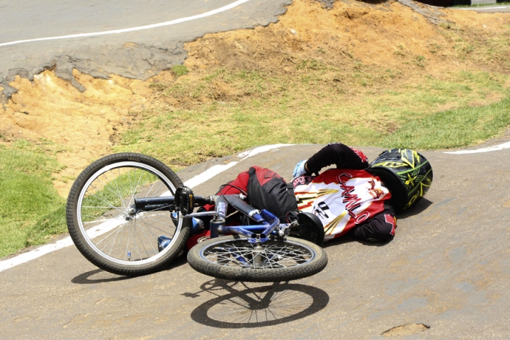 Integrante de la categoría pre-infantil interrumpió su carrera por caída al tomar una curva cerrada. Fue atendido inmediatamente por los paramédicos presentes en el evento.