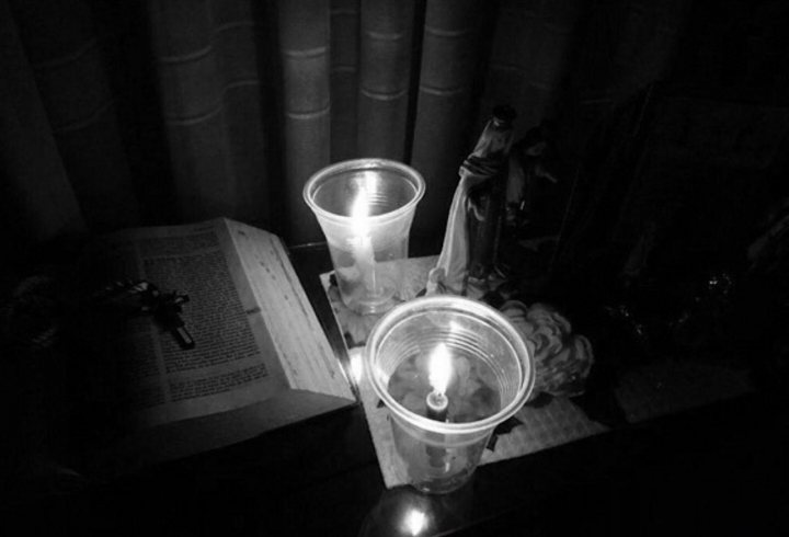 S&aacute;bado Santo. El silencio se volvi&oacute; el protagonista de este d&iacute;a. Mediante un peque&ntilde;o altar a la Virgen Mar&iacute;a, se le acompa&ntilde;&oacute; en el dolor de una madre que perdi&oacute; a su hijo.