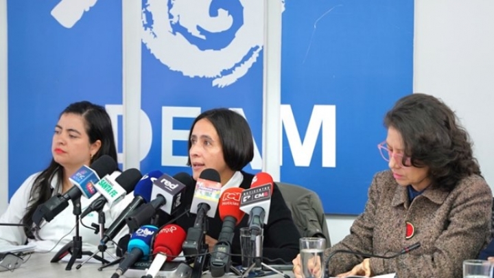 Susana Muhamad, ministra de ambiente, en rueda de prensa sobre desabastecimiento de agua en Bogot&aacute;