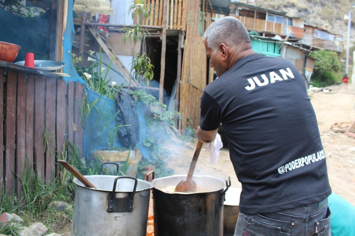 La organización ofrece comida a familias desplazadas por la violencia en Colombia, que ante la falta de una vivienda digna han tenido que vivir en invasiones como Brisas del Volador, Alpes y La 14