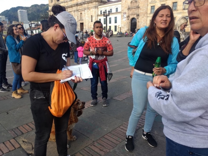 Ciudadana firmando el Derecho de Petición