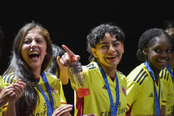 Las jugadoras Daniela Garavito, Yésica Muñoz y Linda Caicedo.