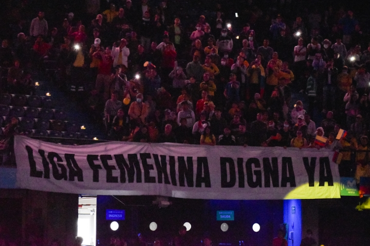 En el homenaje se volvió a ver el reclamo de las mujeres futbolistas: Liga Femenina Digna Ya