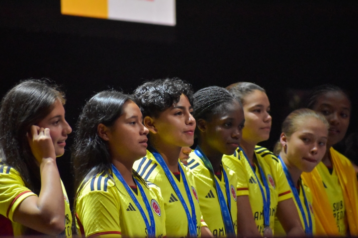 La selección femenina de fútbol sub-17 fue ovacionada tras su llegada a la final del mundial.
