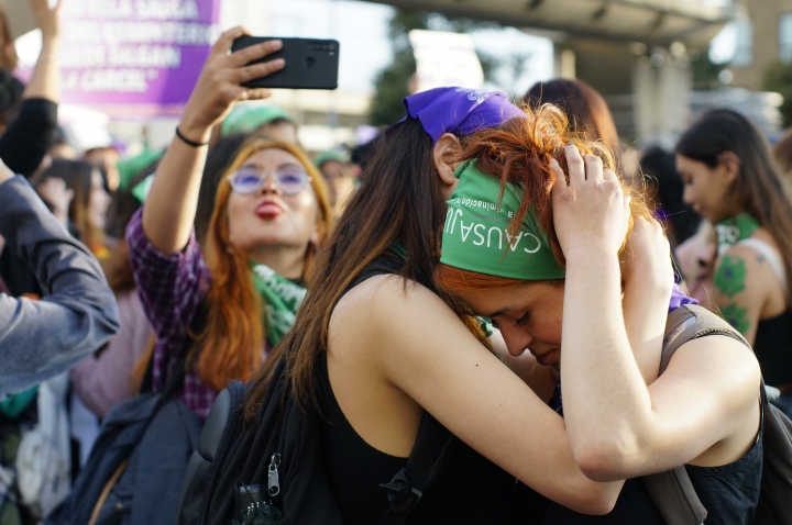 Abrazo feminista tras el histórico fallo de la Corte Constitucional que despenalizó el aborto en Colombia