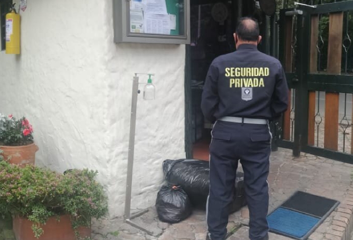 Guardia de seguridad cumpliendo su turno extendido por cuenta de la pandemia