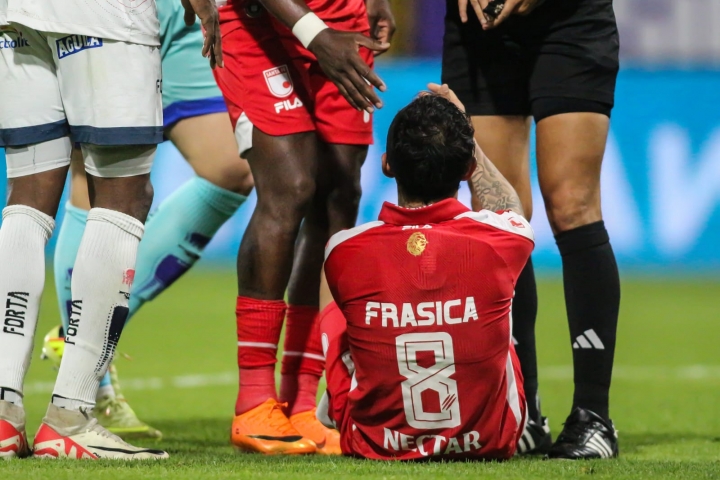 Omar Frasica recibiendo ayuda de sus compa&ntilde;eros de equipo