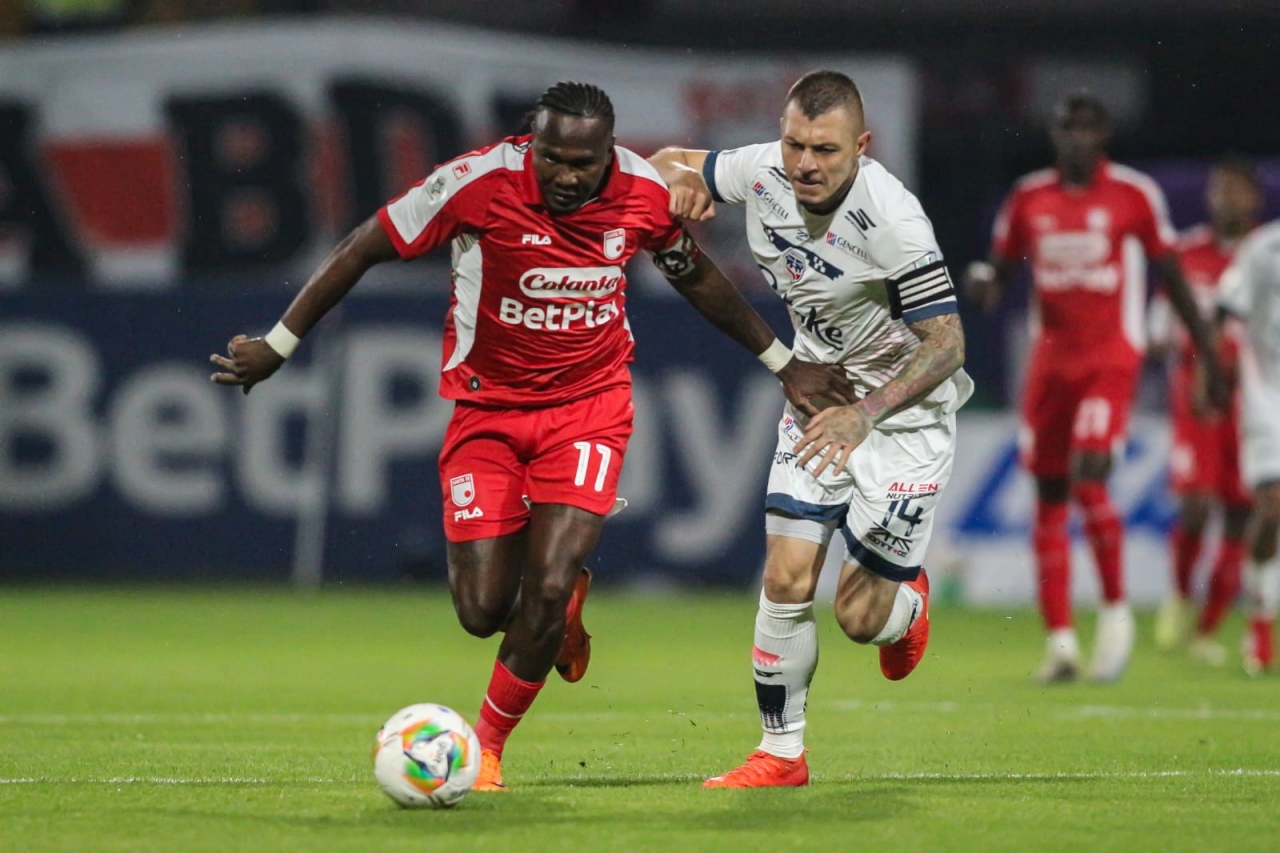 Hugo Rodallega figura de Santa Fe no logr&oacute; generar desequilibrio en el partido|Emanuel Olivera fue una de las figuras del partido|Celebraci&oacute;n de Miguel Silva, arquero de Fortaleza|Omar Frasica entr&oacute; en el segundo tiempo del partido|Fortaleza impuso su juego ofensivo durante los 90 minutos|Omar Frasica entr&oacute; para ser un jugador desequilibrante y lograr el empate|Hinchas de Santa Fe en la tribuna occidental norte|Ambos equipos se repartieron los puntos en Techo|Omar Frasica recibiendo ayuda de sus compa&ntilde;eros de equipo|Tribuna norte Estadio Metropolitano de Techo|||