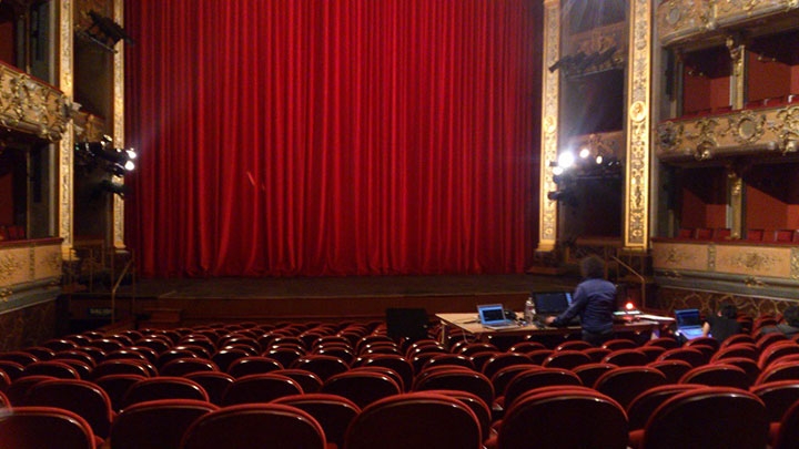 "El Teatro Col&oacute;n de Bogot&aacute; es el &uacute;nico teatro nacional de Colombia y el principal centro de producci&oacute;n de las artes representativas y musicales del pa&iacute;s."