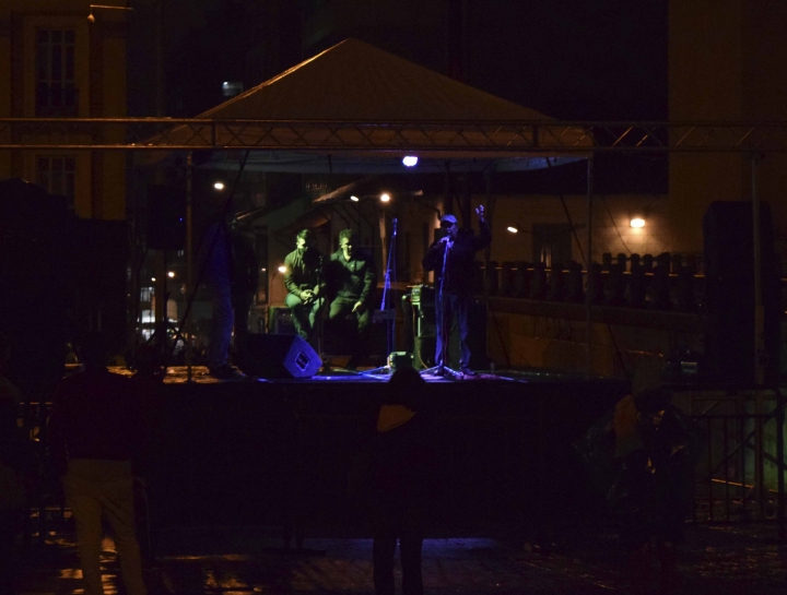 Los que pudieron llegar hasta la Plaza de Bol&iacute;var hablaron desde esta tarima