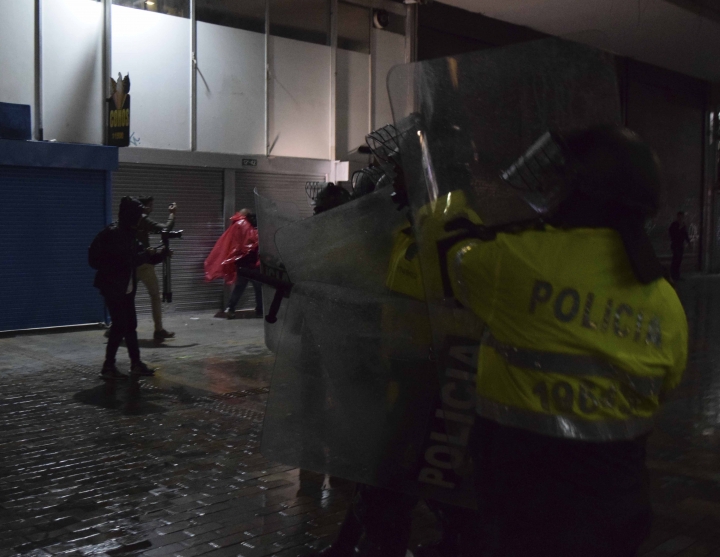 Miembros de la policía impiden el paso de las personas hacia la Plaza de Bolívar