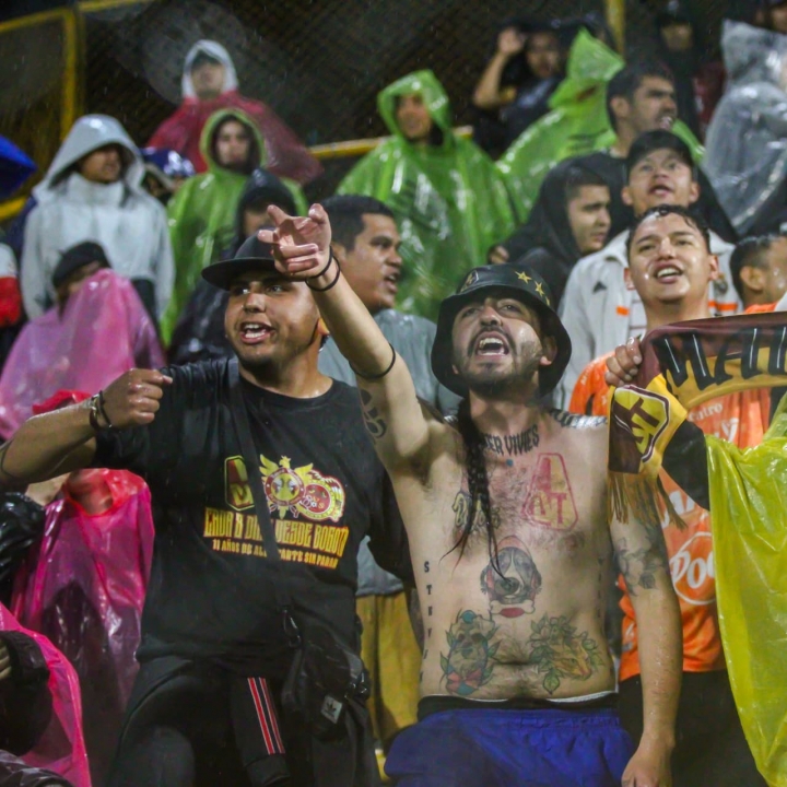 Hinchas del Deportes Tolima en la tribuna norte
