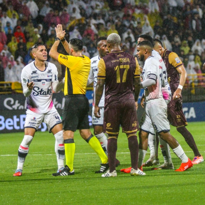 Fueron anulados dos goles al equipo local por fuera de lugar.