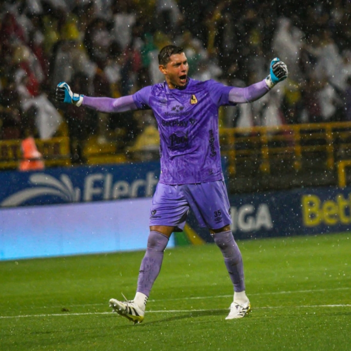 Celebraci&oacute;n de Neto Volpi, arquero del Deportes Tolima