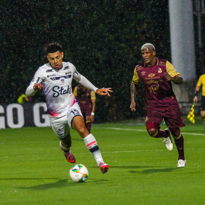 La lluvia no cesó en gran parte del encuentro