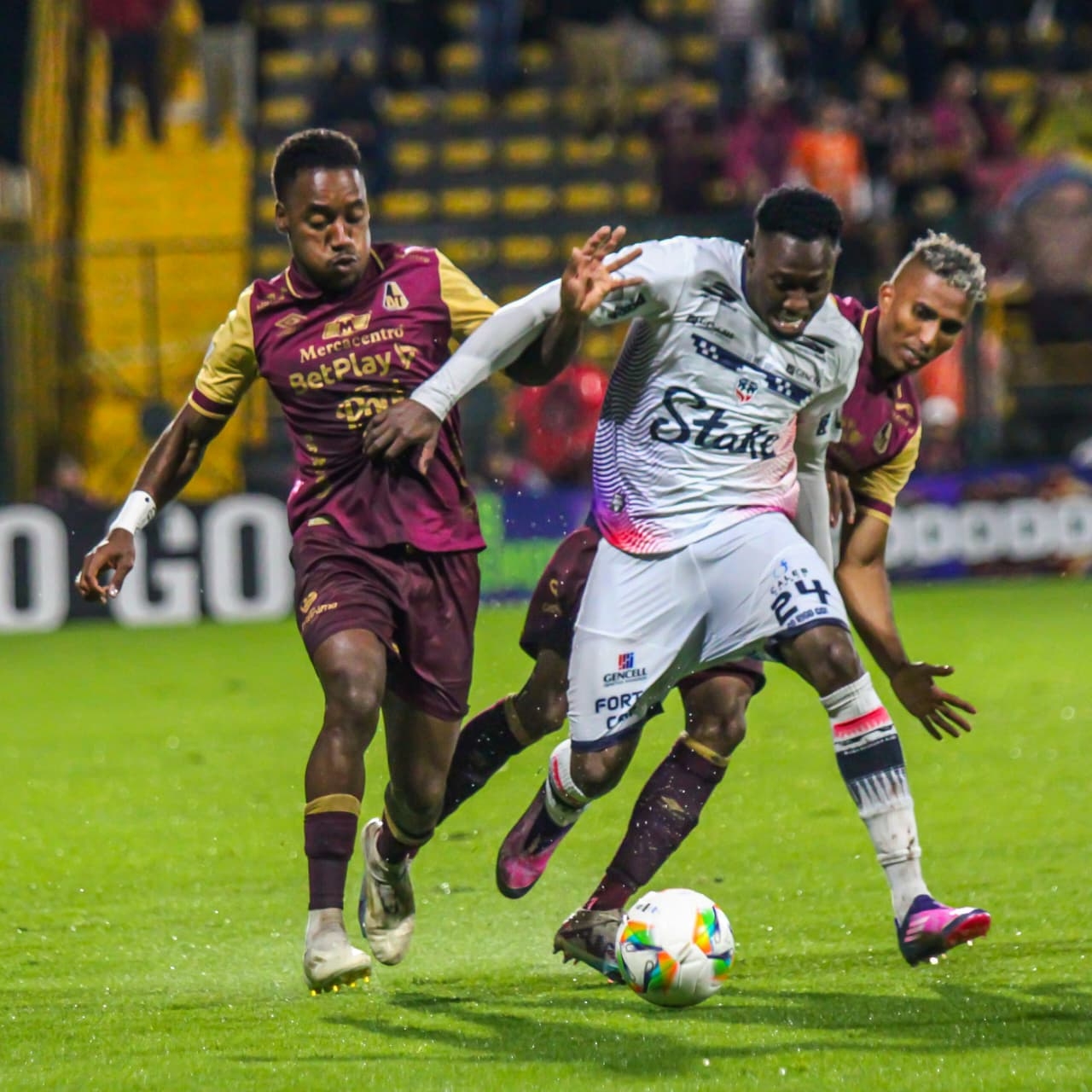 Fue un partido bastante parejo, en donde ambos equipos defendieron de muy buena manera su arco|Fortaleza se acercó en los últimos minutos, sin embargo, no le alcanzó para empatar|Hinchas del Deportes Tolima en la tribuna norte|Fueron anulados dos goles al equipo local por fuera de lugar.|Celebración de Neto Volpi, arquero del Deportes Tolima|A pesar de ser visitantes, los hinchas del vino tinto y oro acompañaron a su equipo en la tribuna|La lluvia no cesó en gran parte del encuentro|Ambos equipos quedaron debiendo en ataque|Emilio Aristizábal a pesar de ser el gran goleador de su equipo no logró tener grandes oportunidades de gol|Ambos equipos demostraron su buena defensa|Andrés Ricaurte es el capitán y gran referente de los amix|Los duelos aéreos ganados por ambos equipos fue del 50%|Los hinchas de ambos equipos no pararon de alentar a pesar del agua y el frío|Fortaleza obtuvo el 100% de las entradas con éxito mientras que el Deportes Tolima el 89%|Tolima es líder del cuadrangular y tiene la ventaja deportiva|||