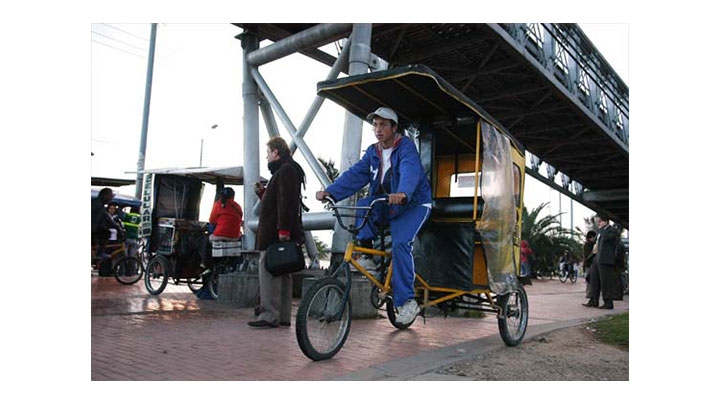 El volumen de bicitaxis en Bogot&aacute; crece a pesar de los controles de la Polic&iacute;a.