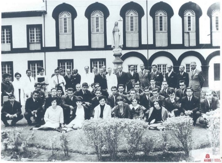 Primera promoci&oacute;n de medicina de la Universidad del Rosario en el a&ntilde;o de 1970.