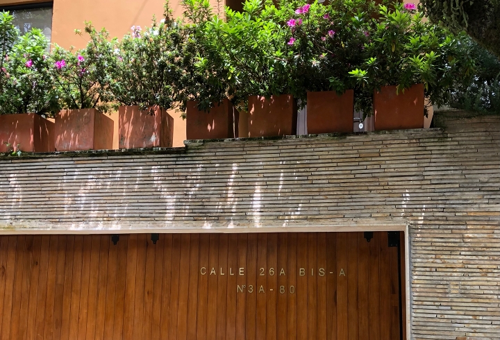 Fachada de casa y flores en calle 26&ordf;