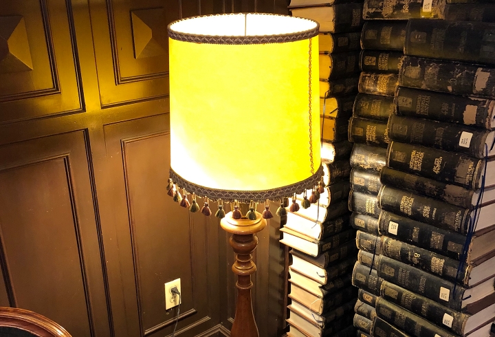 L&aacute;mpara en biblioteca Merl&iacute;n, centro de la ciudad