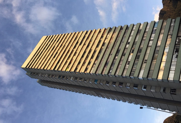 Torres de Fenicia frente a estaci&oacute;n &lsquo;Universidades&rsquo;