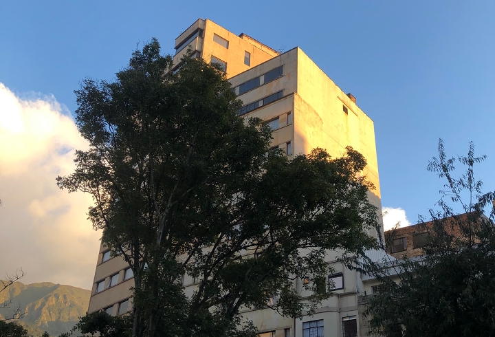 Edificio frente a la Av. Jimenez