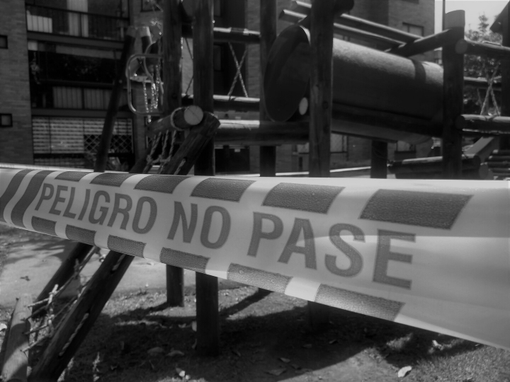 &ldquo;Diversi&oacute;n". La mayor parte de centros recreativos y parques infantiles han cerrado o clausurado para evitar el contagio de ni&ntilde;os y padres al exterior. Se restringe la diversi&oacute;n.