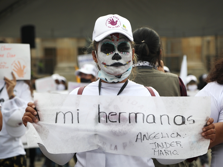 Performance de mujeres de las FARC en la Plaza Simón Bolívar de Bogotá (2020)