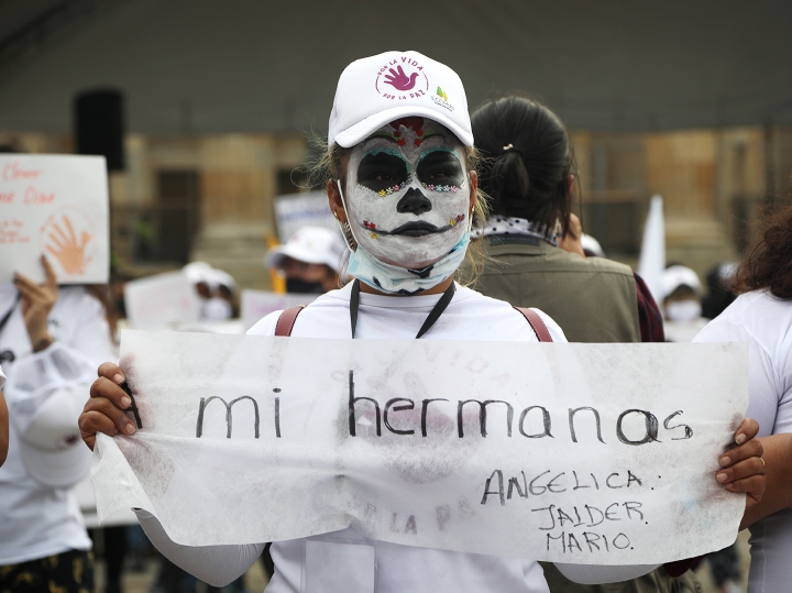Performance de mujeres de las FARC en la Plaza Sim&oacute;n Bol&iacute;var de Bogot&aacute; (2020)