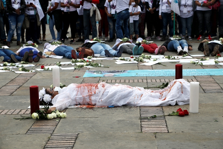 Performance de mujeres de las FARC en la Plaza Simón Bolívar de Bogotá (2020)