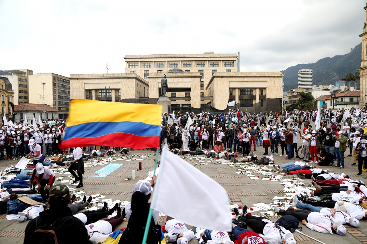 Performance de mujeres de las FARC en la Plaza Simón Bolívar de Bogotá (2020)|Performance de mujeres de las FARC en la Plaza Simón Bolívar de Bogotá (2020)|Performance de mujeres de las FARC en la Plaza Simón Bolívar de Bogotá (2020)|Performance de mujeres de las FARC en la Plaza Simón Bolívar de Bogotá (2020)|Performance de mujeres de las FARC en la Plaza Simón Bolívar de Bogotá (2020)|||
