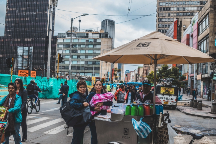 Frutas, paquetes variados y tinto hacen parte de los productos permitidos para vender en estos triciclos