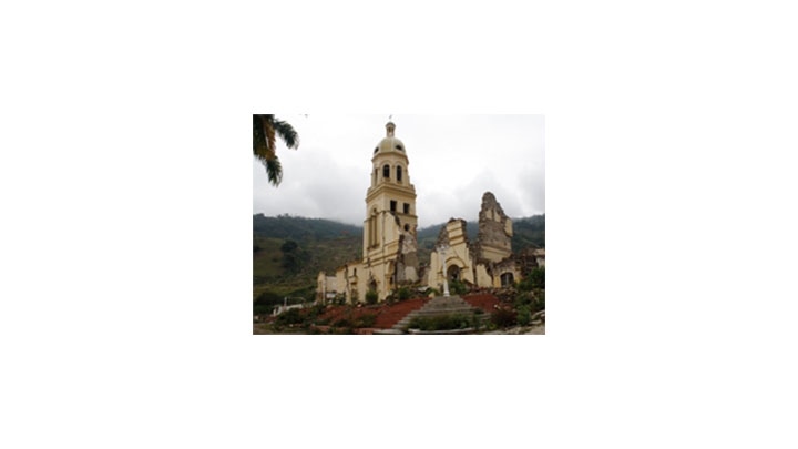 Lo que queda de la Iglesia de Gramalote es el simbolo del desastre.