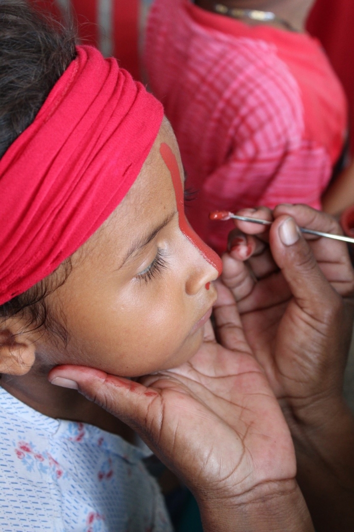 Niña de la Comunidad La Guasima preparándose para hacer una presentación en el día de la raza