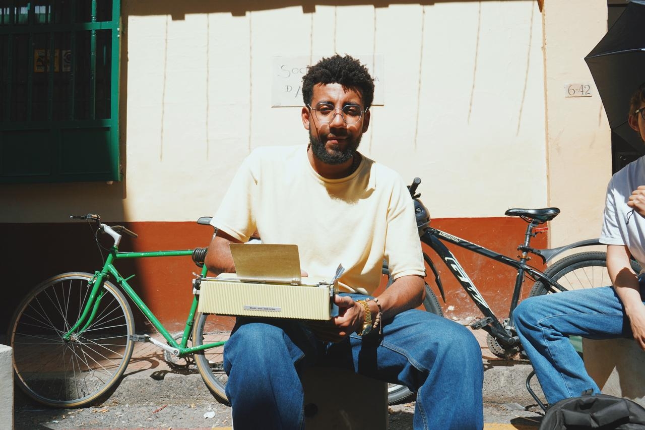 Edwar Guillén, un hijo de Gamarra que cambia poemas por limosna